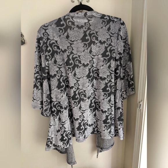 Knox Rose Crushed Velvet Easy-fit Silver Jacquard Floral Kimono - Picture 2 of 3